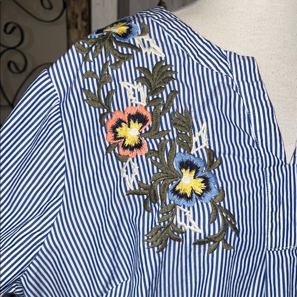 Caslon Blue and White Graphic Bell Sleeve Blouse stripped and boho style - Picture 4 of 12